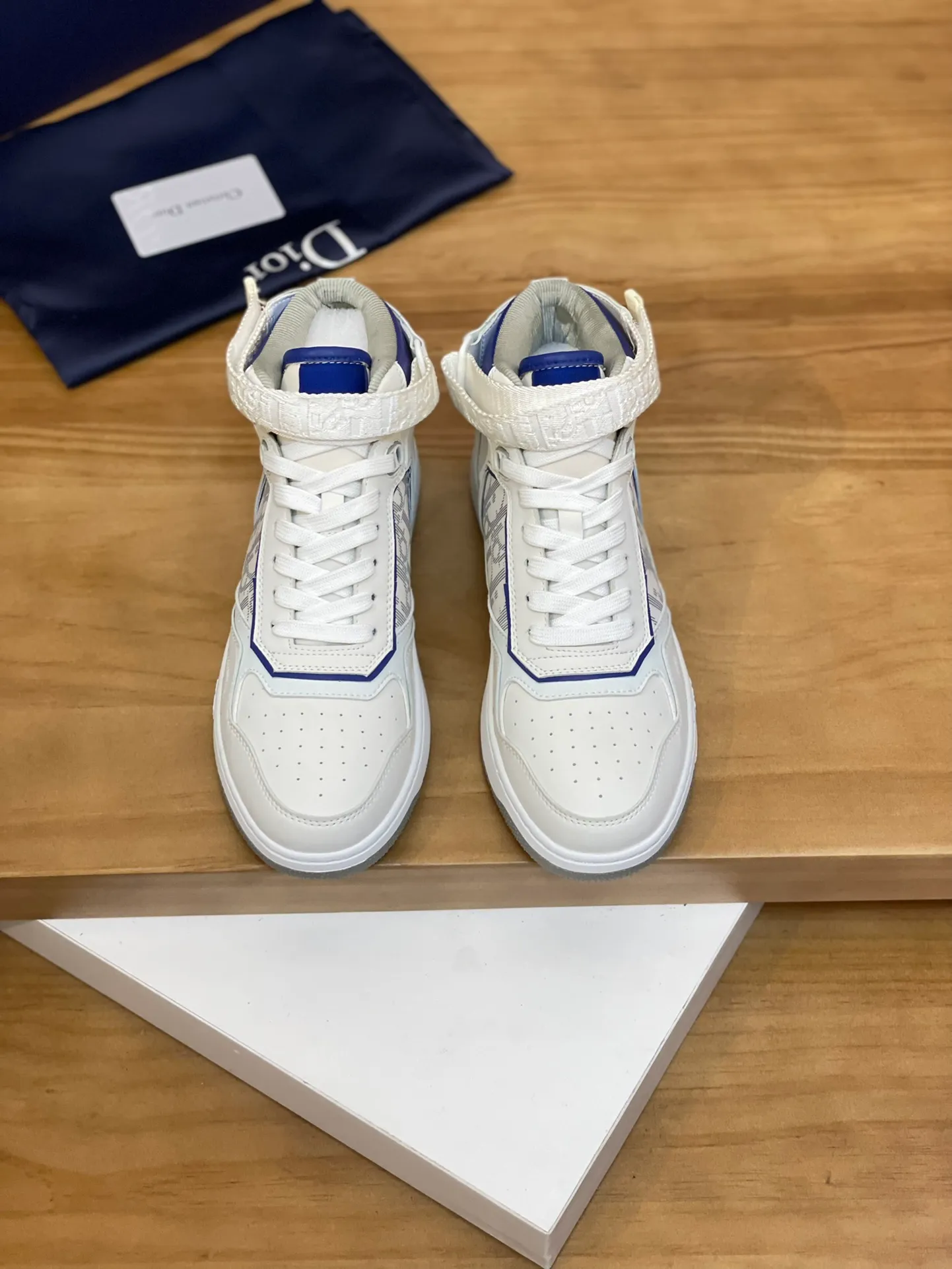 Men's shoes: 💰P460¥ Product trademark: Dior* "Dior*" high-top casual shoes Regular size: 38-44 (can be customized to 45.46) Product materials: Upper imported cowhide stitched with original fabric, breathable lining, original outsole. Number: 1006
